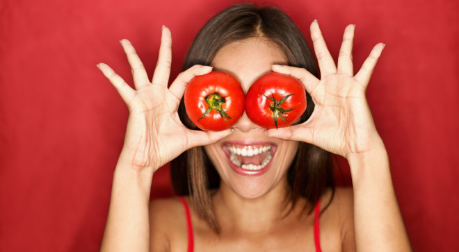 Woman_tomato_vitaminaC